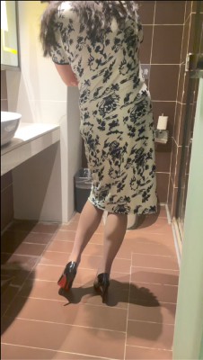 ۽