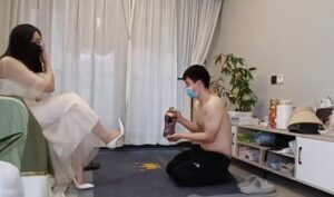 小鱼姐姐12cm白色超高跟全体重踩踏乳头肚脐插图3