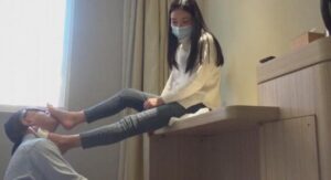 平模美女御姐穿白凉拖的践踏玩弄&添鞋添脚插图3