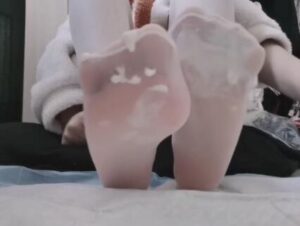 剧情向——第一视角将酸奶倒在脚底（语言丰富）-字母网社区