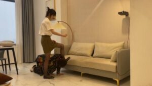 黑丝诱惑素人篇：某公司前台琳琳虐乳钻胯舔脏鞋-字母网社区