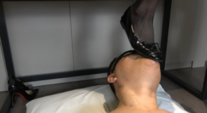 苒溪S玩弄犯贱的脚奴踩踏舔鞋底闻丝袜脚插图2