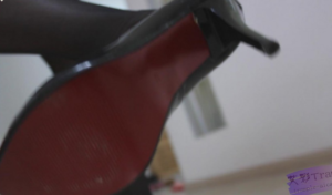小妮原创 第一视角脏鞋底，高跟鞋羞辱舔丝袜插图1