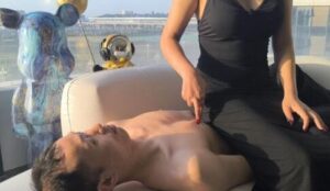 楼遥女王 夕阳下落地窗虐乳狗子插图2