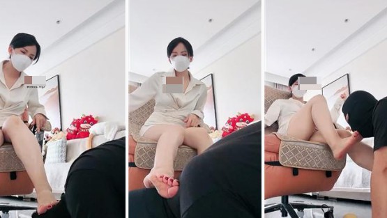 龙女王 白领S下班办公室虐老板-臭脚狂舔裸足踩踏插图1