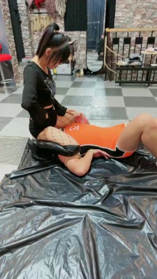 红焱女王 双S-人形桥踩踏捆绑强制虐 圣水洗脸绞脖子网盘下载-字母网社区