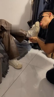 玥野兔 舔皮裤运动女神超脏鞋原味玉足插图2