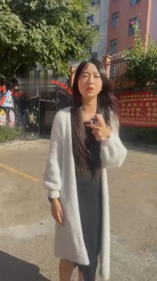 户外挖掘机 素人小姐姐-车内调-小白鞋白袜踩脸耳光插图3