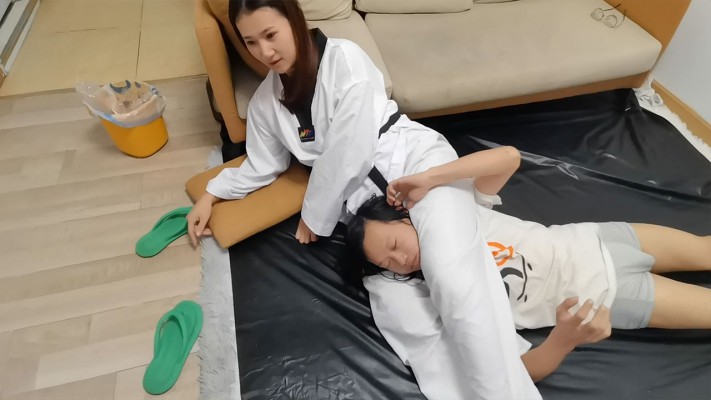 高兴儿_亲姐妹踩踏腿绞瘦小男人翻白眼喘不上气插图2