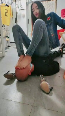 圈养基地_牛仔衣美女大型剧情_偷鞋子被发现后(上插图1