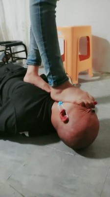 圈养基地_牛仔衣美女大型剧情_偷鞋子被发现后(上-字母网社区