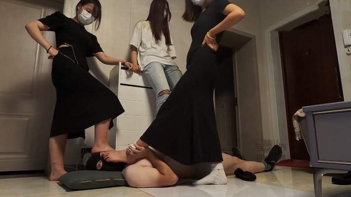 精神小妹_太妹的多人超级群踩时间_在校学生妹在线网盘下载插图3