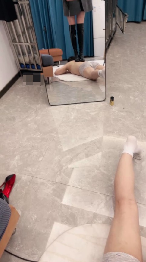 诗诗_跪舔高跟脏长靴_内裤套头骑脖踩踏网盘下载-字母网社区