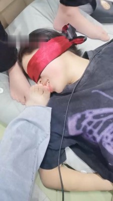 小羊_母畜喜欢舔夫妻主的臭脚_蒙眼束缚裸足踩脸网盘下载插图2