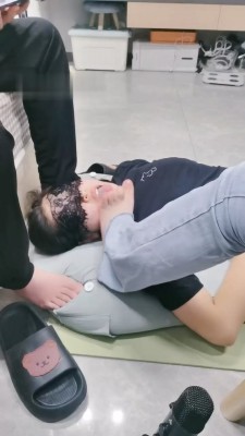 小羊_夫妻主VS母畜/臭脚羞辱跪舔裸足鞭打下体网盘下载插图1