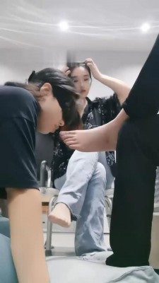 小羊_夫妻主VS母畜/臭脚羞辱跪舔裸足鞭打下体网盘下载插图2