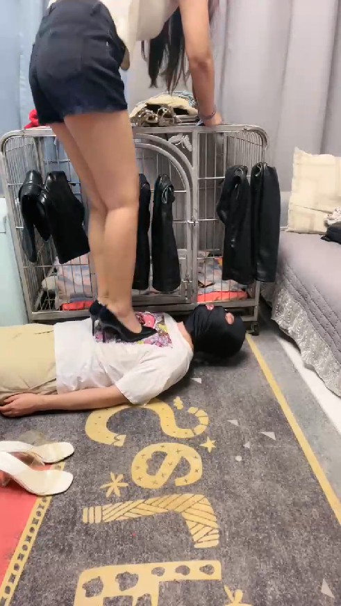 伊兮夫妻_高跟踩踏脚插嘴_手捂窒息全体重踩脖子网盘下载插图1