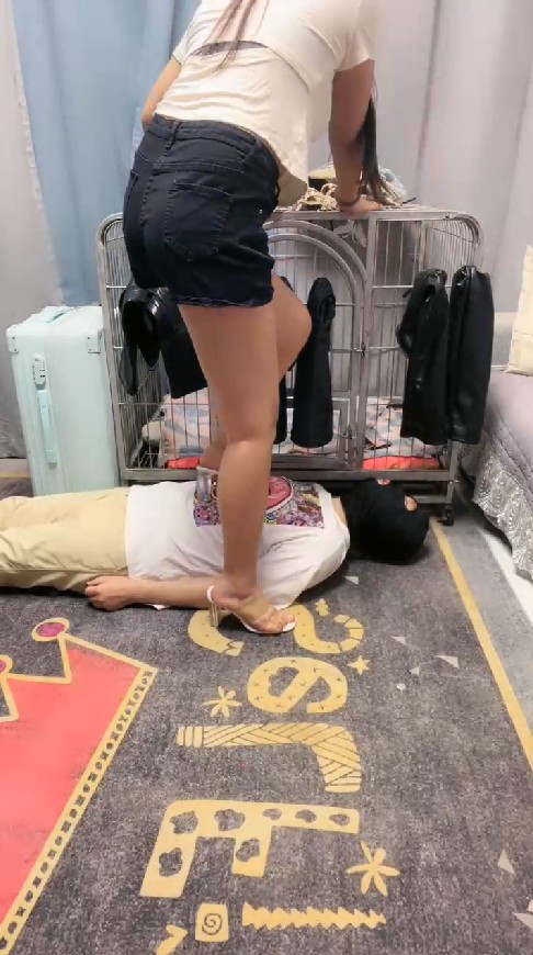 伊兮夫妻_高跟踩踏脚插嘴_手捂窒息全体重踩脖子网盘下载插图2