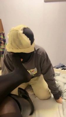 伊兮夫妻_绿帽狗舔长靴黑丝带锁内裤套头清理长靴网盘下载插图1