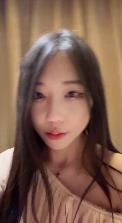 缈缈女王_给男奴榨完精后语言羞辱让M吃黄金视频下载插图3