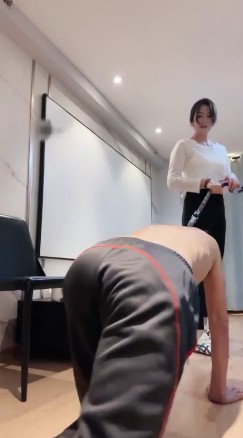 晨颜女王剧情调教_亲女儿S运动后暴揍继父狗视频下载插图3