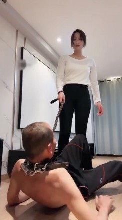 晨颜女王剧情调教_亲女儿S运动后暴揍继父狗视频下载插图1