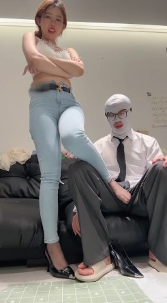 一茶老师_浓痰圣水专场丰臀坐脸用尿给M滴眼视频下载插图1