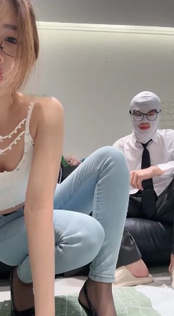 一茶老师_浓痰圣水专场丰臀坐脸用尿给M滴眼视频下载插图3