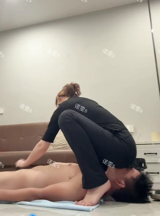 诺雯S_臭袜脚耳光羞辱贱狗丰臀坐脸手脚撸JB榨汁视频下载插图1