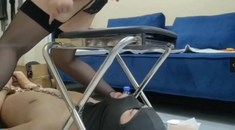 红衣素人女王捆绑M男_厕椅赏圣水黄金全部吞咽视频下载插图3