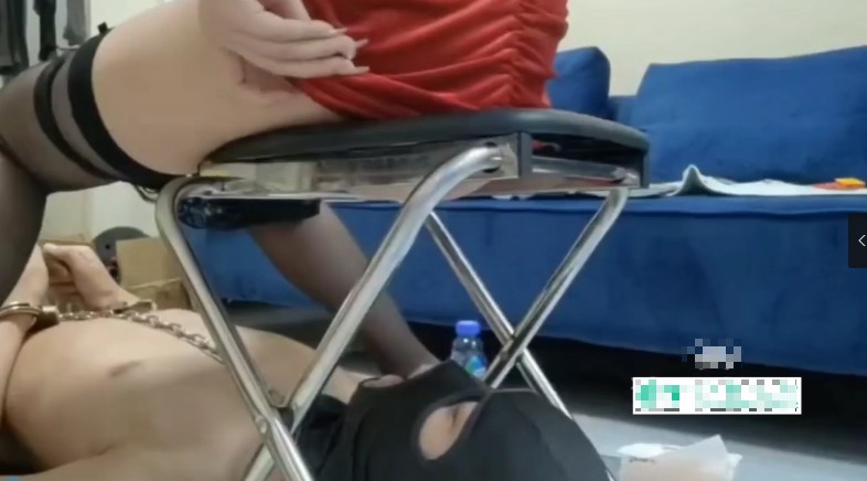 红衣素人女王捆绑M男_厕椅赏圣水黄金全部吞咽视频下载插图2