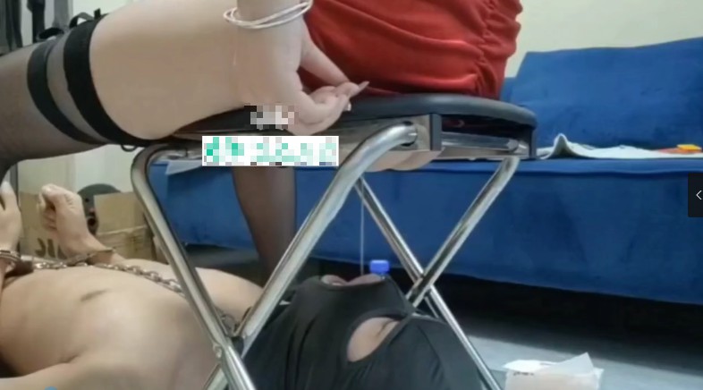 红衣素人女王捆绑M男_厕椅赏圣水黄金全部吞咽视频下载插图1