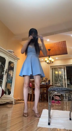 伊晨女王双S黄金调教_喂食呕吐物粪便当护肤品视频下载插图3