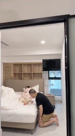 M犯贱偷舔熟睡伊楠女王的脚_驮着S洗漱吃黄金早餐视频下载插图2