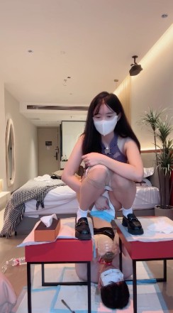 泡芙女王_四主轮流如厕漏斗赏黄金搅拌后一口闷视频下载插图2