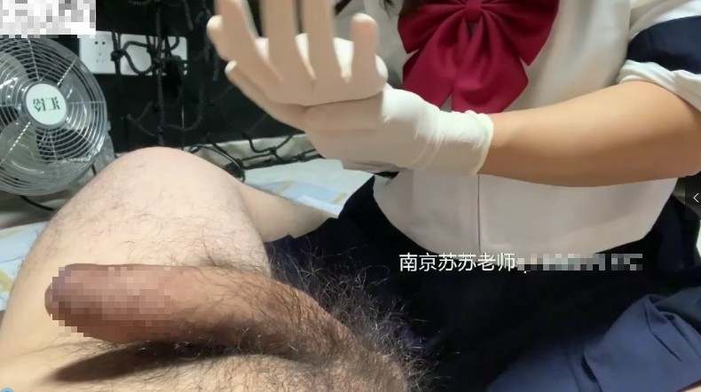 南京苏苏老师_JK服手套玩鸡鸡强制榨汁龟头折磨视频下载插图3