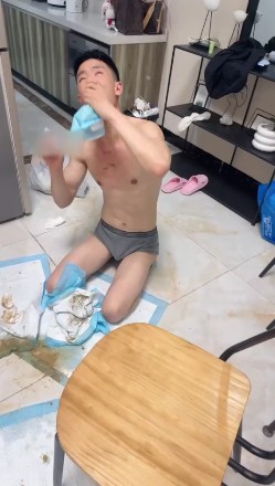 泡芙S_第二次拉稀黄金连毛巾上汁液也要拎出来喝视频下载-字母网社区