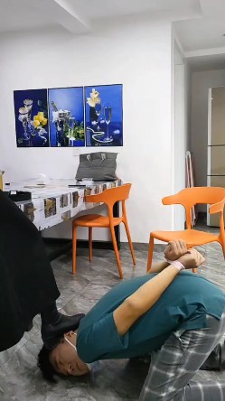 素人情侣主_剧情调教多管闲事的废物哥哥舔鞋底视频下载插图2