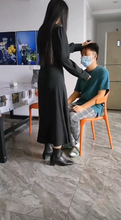 素人情侣主_剧情调教多管闲事的废物哥哥舔鞋底视频下载插图3