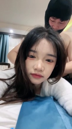 小凤梨女S_精心准备黄金圣水勺子喂屎不吃吐不停视频下载插图1