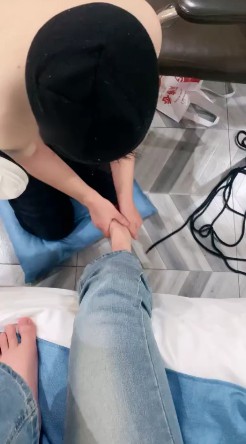 小凤梨女S_精心准备黄金圣水勺子喂屎不吃吐不停视频下载插图3