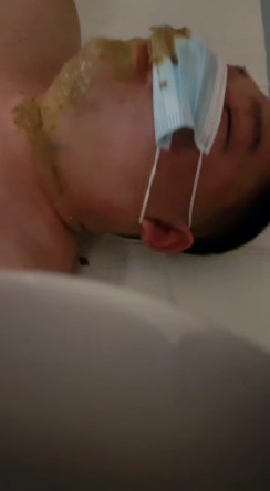 领主女S_黄金调教厕奴吃到满嘴屎一副要吐的样子视频下载插图3