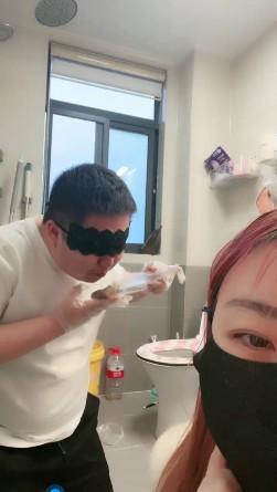 语阳女王调教M_吃黄金口里吃完还有一盒大便视频下载插图2