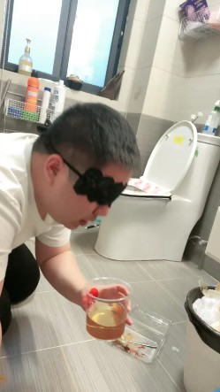 语阳女王调教M_吃黄金口里吃完还有一盒大便视频下载插图1