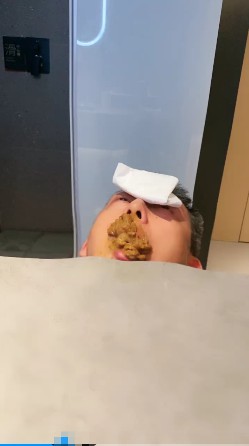 魅儿女王_桌子上让M长大嘴巴接黄金后厕纸拌着吞视频下载插图1