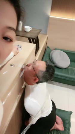 魅儿女王胶带捆绑男奴_物化人体烟灰缸视频下载插图3