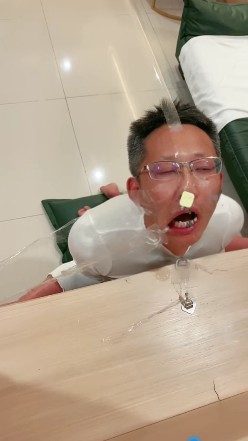 魅儿女王胶带捆绑男奴_物化人体烟灰缸视频下载插图1