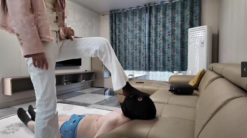 与精神小妹的那些事_校花原味坐脸圣水做厕奴视频下载插图1