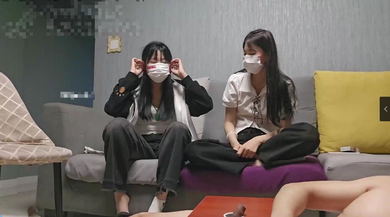 与精神小妹的那些事_男M被两女生轮番榨精脚踩鸡视频下载插图2