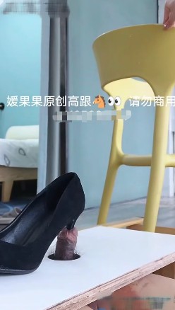 果果女S_高跟鞋插马眼插出血后M还主动扶正继续虐视频下载插图1